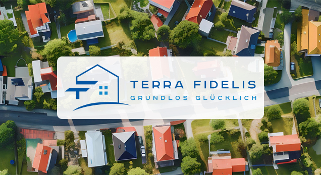 Logo von Terra Fidelis mit stilisiertem Haus-Icon und dem Slogan Grundlos glücklich auf einem Luftbild einer Wohnsiedlung.