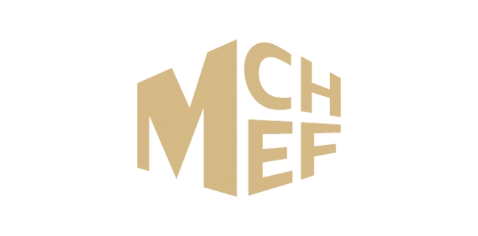 Logo von MChef in goldener Farbe mit einem geometrischen Design, das die Buchstaben M, C, H, E und F zeigt.